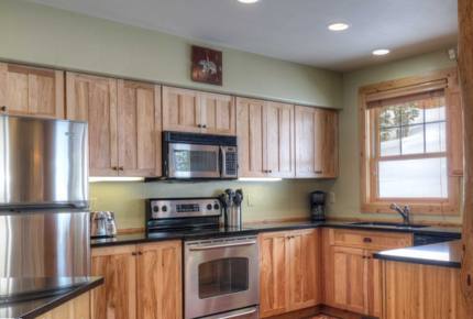 Mountainside Ski-in/Ski-out Luxury Cabin - Big Sky, Montana