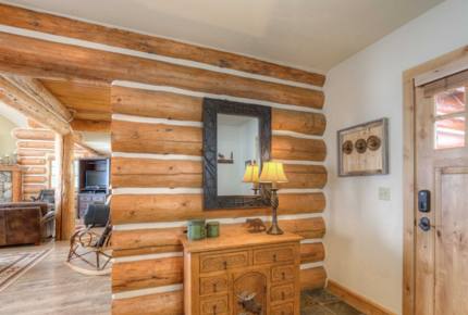 Mountainside Ski-in/Ski-out Luxury Cabin - Big Sky, Montana