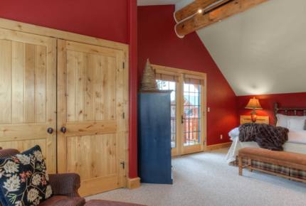 Mountainside Ski-in/Ski-out Luxury Cabin - Big Sky, Montana