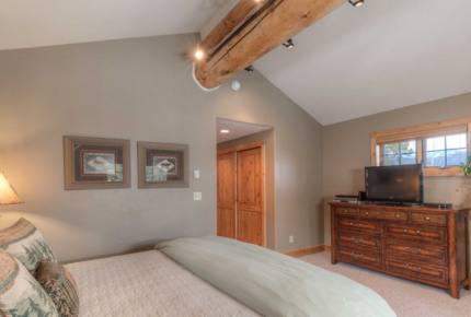 Mountainside Ski-in/Ski-out Luxury Cabin - Big Sky, Montana