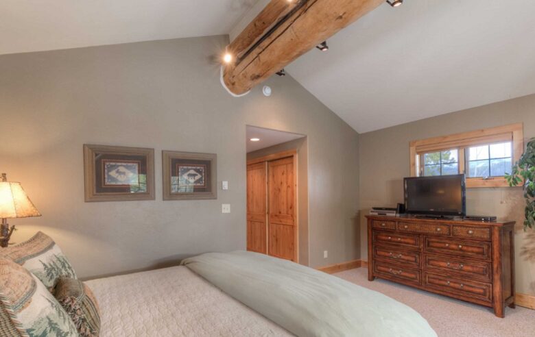 Mountainside Ski-in/Ski-out Luxury Cabin - Big Sky, Montana