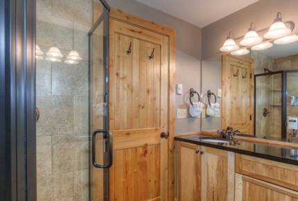 Mountainside Ski-in/Ski-out Luxury Cabin - Big Sky, Montana