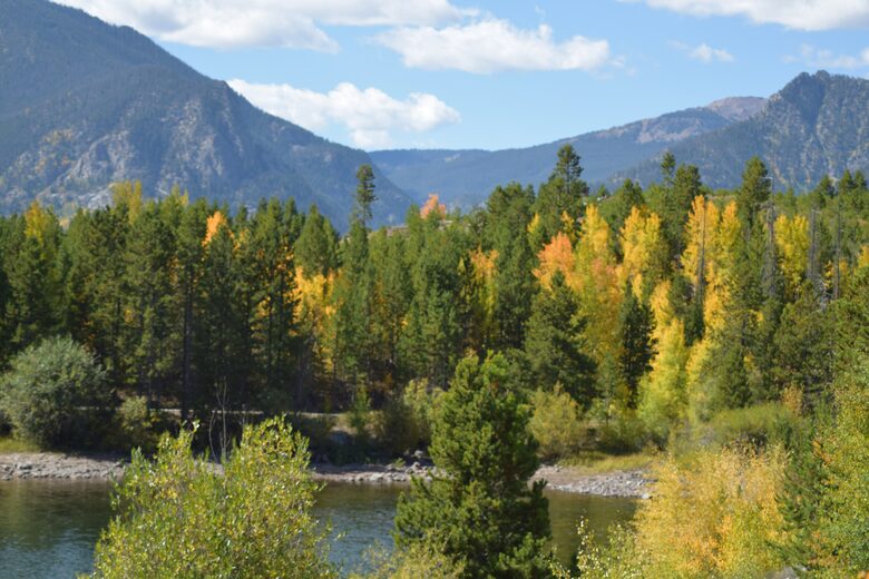 Fall Season - Dillon Lake 3 blocks from Chateau