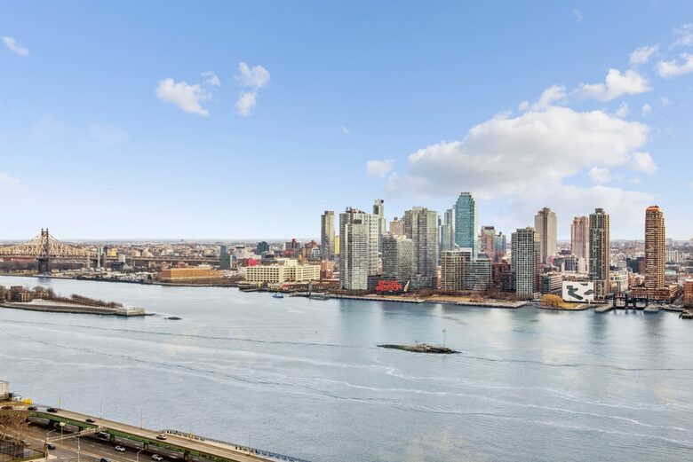 Manhattan High Rise Skyline Views - New York, New York