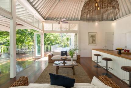 Fully Staffed Oceanfront Beach Estate - Nusa Lembongan, Indonesia