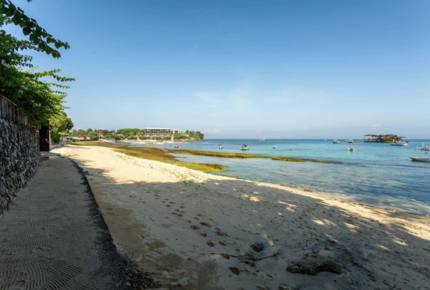 Fully Staffed Oceanfront Beach Estate - Nusa Lembongan, Indonesia