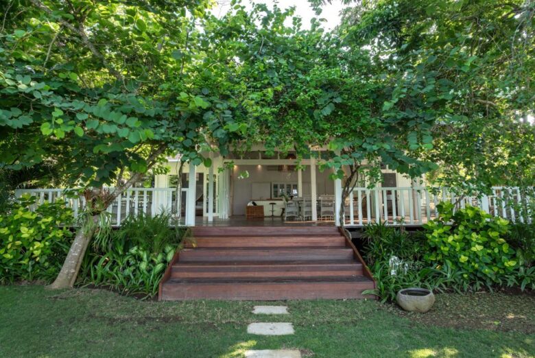 Fully Staffed Oceanfront Beach Estate - Nusa Lembongan, Indonesia