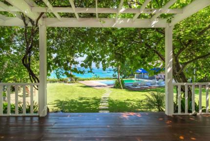 Fully Staffed Oceanfront Beach Estate - Nusa Lembongan, Indonesia