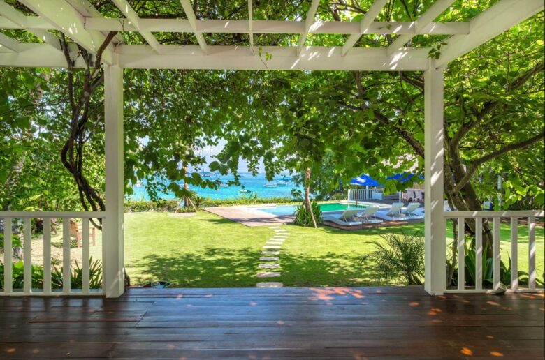 Fully Staffed Oceanfront Beach Estate - Nusa Lembongan, Indonesia