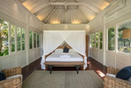 Fully Staffed Oceanfront Beach Estate - Nusa Lembongan, Indonesia