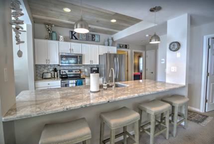 Lake of the Ozarks Waterfront Retreat - Lake Ozark, Missouri