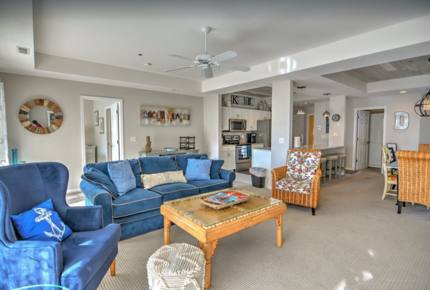 Lake of the Ozarks Waterfront Retreat - Lake Ozark, Missouri