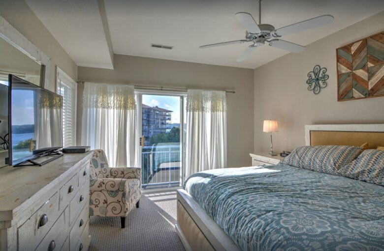 Lake of the Ozarks Waterfront Retreat - Lake Ozark, Missouri