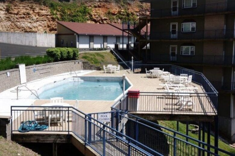 Lake of the Ozarks Waterfront Retreat - Lake Ozark, Missouri
