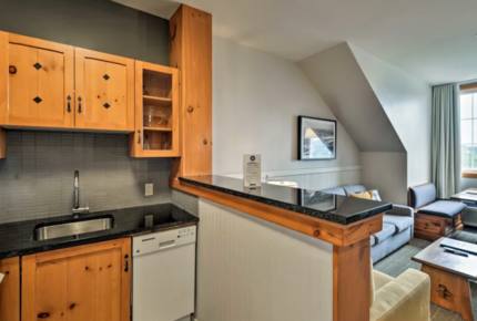 Ski In Ski Out Luxury Lodge Studio - Mont-Tremblant, Canada