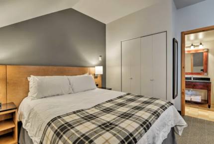 Ski In Ski Out Luxury Lodge Studio - Mont-Tremblant, Canada