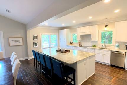 Water's Edge Lake House - Gainesville, Georgia