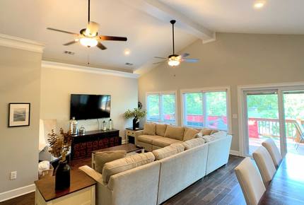 Water's Edge Lake House - Gainesville, Georgia