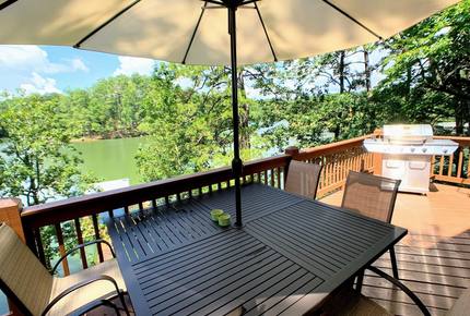 Water's Edge Lake House - Gainesville, Georgia