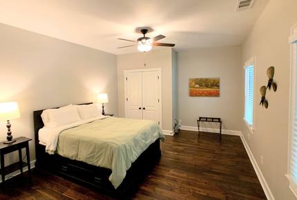 Water's Edge Lake House - Gainesville, Georgia