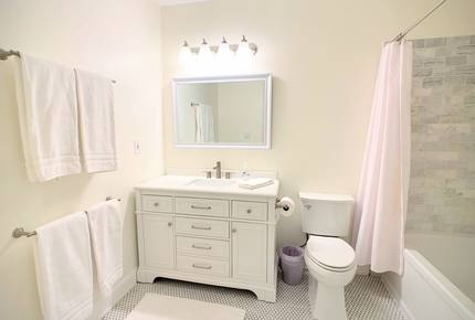 Water's Edge Lake House - Gainesville, Georgia