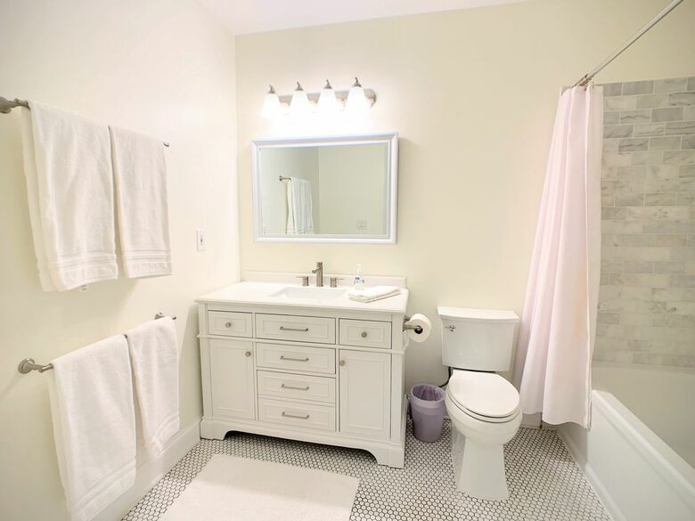 Water's Edge Lake House - Gainesville, Georgia