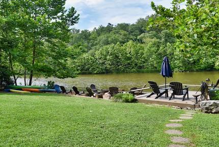 Lakefront Midwest Chalet - Innsbrook, Missouri