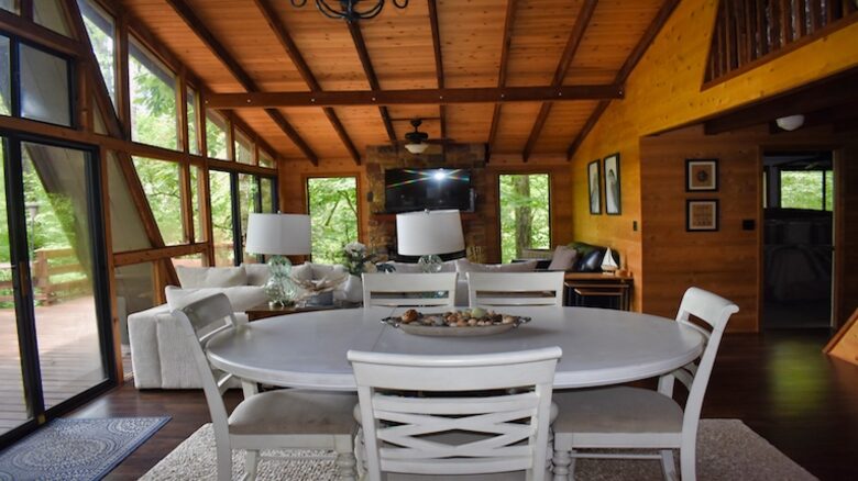 Lakefront Midwest Chalet - Innsbrook, Missouri