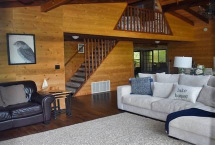 Lakefront Midwest Chalet - Innsbrook, Missouri