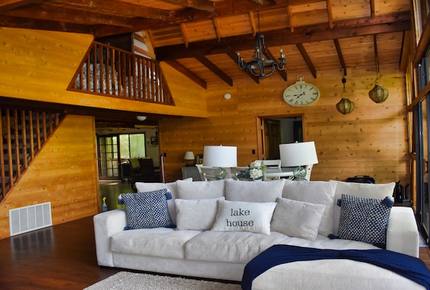 Lakefront Midwest Chalet - Innsbrook, Missouri