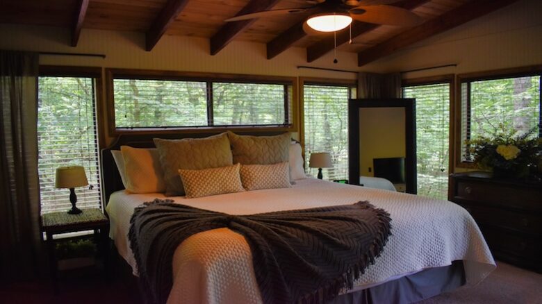 Lakefront Midwest Chalet - Innsbrook, Missouri