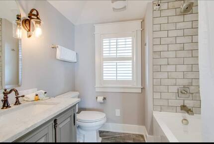 Luxury 12 South Nashville Cottage - Nashville, Tennessee