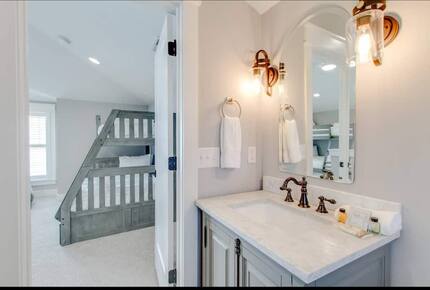 Luxury 12 South Nashville Cottage - Nashville, Tennessee