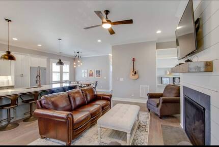 Luxury 12 South Nashville Cottage - Nashville, Tennessee