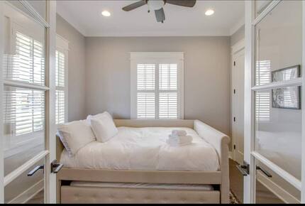 Luxury 12 South Nashville Cottage - Nashville, Tennessee