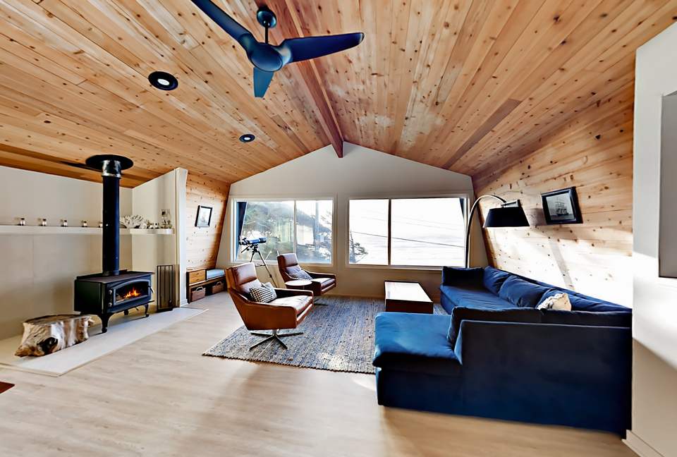 Modern Beachside Hideaway with Decks & Fireplace - Arch Cape, Oregon