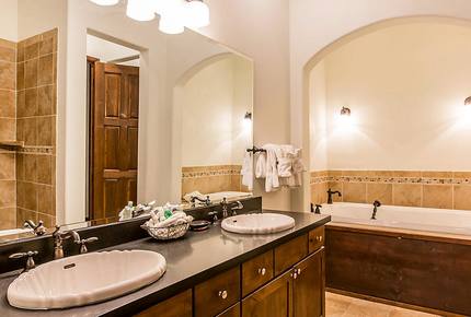 Home exchange, The Club at Big Bear Village, presidential bathroom