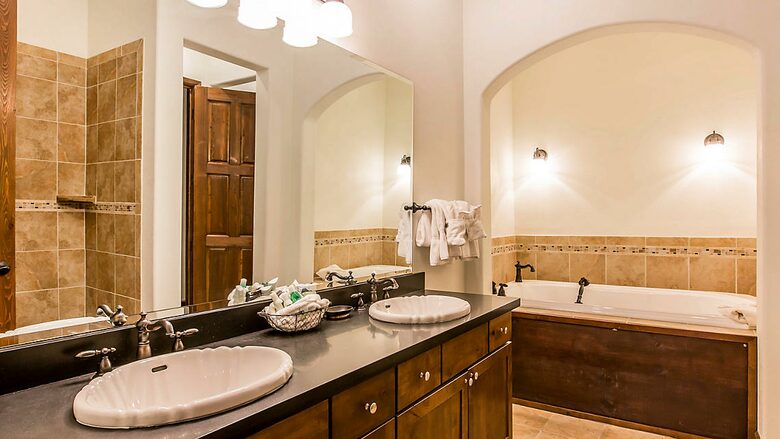 Home exchange, The Club at Big Bear Village, presidential bathroom