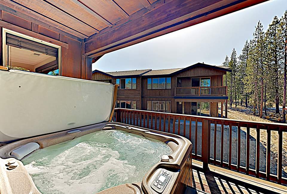 New Listing! Mountain Condo w/ Private Hot Tub - Truckee, California