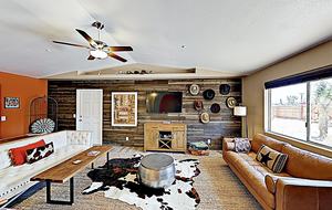 Rawhide Ranch: Desert Stunner w/ Backyard Oasis - Pioneertown, California