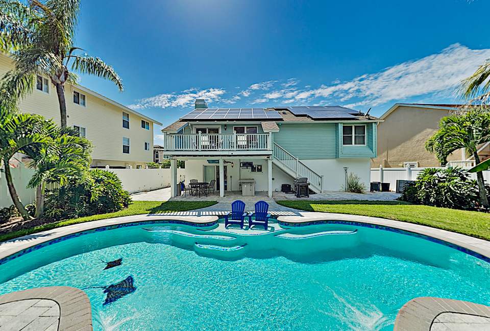 Beautiful Beach Retreat w/ Private Pool Oasis - Indian Rocks Beach, Florida