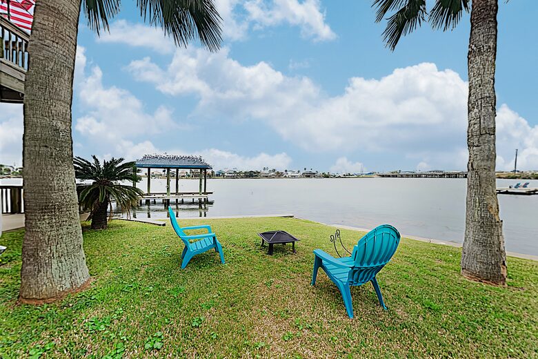 New Listing! Bayfront Home w/ Deck & Fishing Pier - Hitchcock, Texas