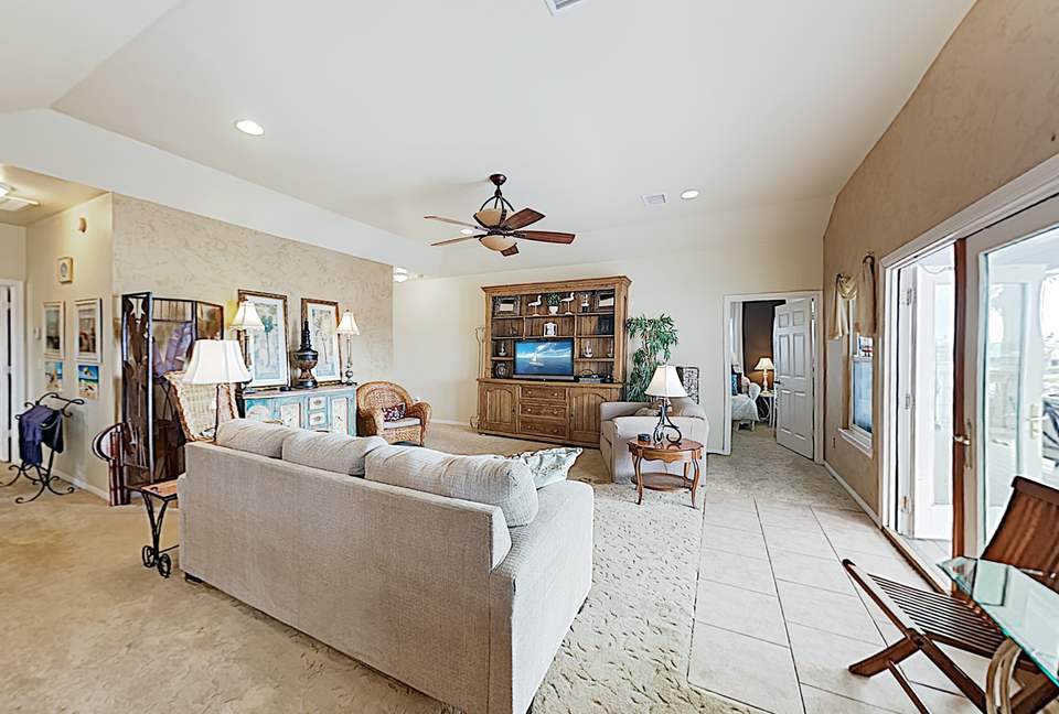 New Listing! Bayfront Home w/ Deck & Fishing Pier - Hitchcock, Texas