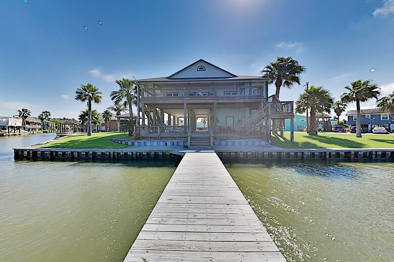 New Listing! Bayfront Home w/ Deck & Fishing Pier - Hitchcock, Texas