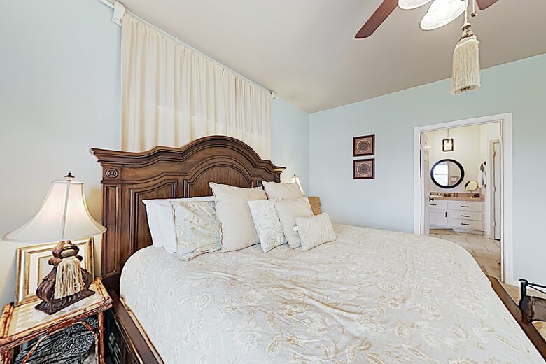 New Listing! Bayfront Home w/ Deck & Fishing Pier - Hitchcock, Texas