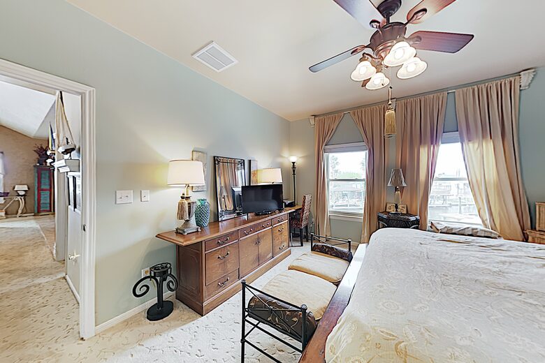 New Listing! Bayfront Home w/ Deck & Fishing Pier - Hitchcock, Texas