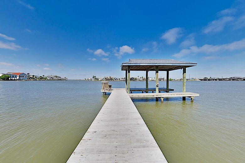 New Listing! Bayfront Home w/ Deck & Fishing Pier - Hitchcock, Texas