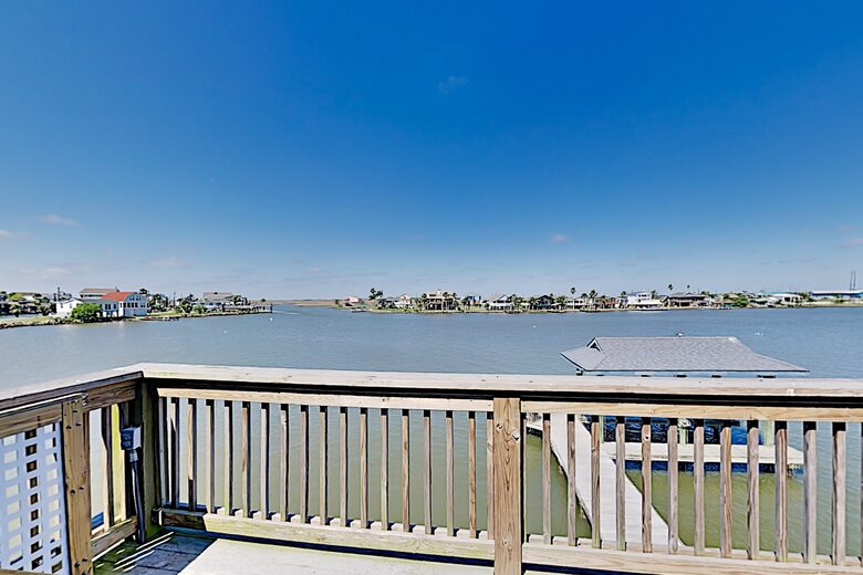 New Listing! Bayfront Home w/ Deck & Fishing Pier - Hitchcock, Texas