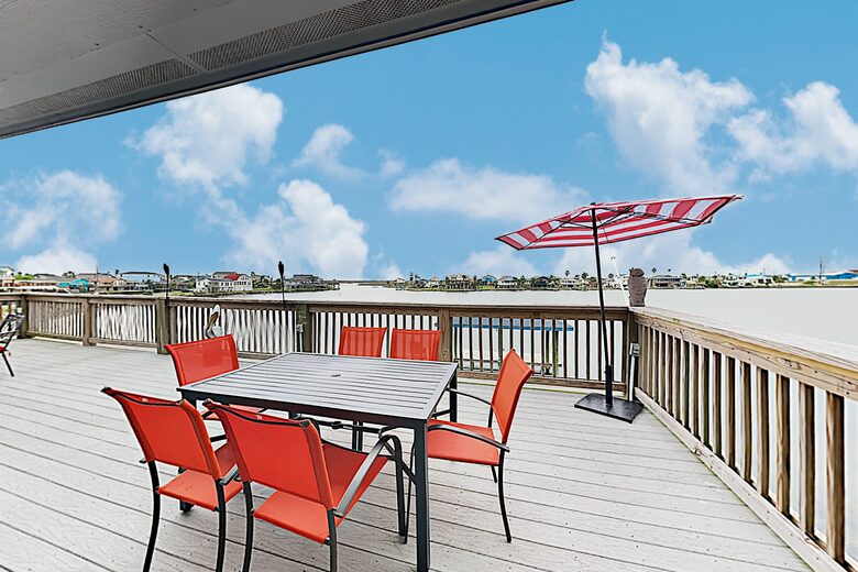 New Listing! Bayfront Home w/ Deck & Fishing Pier - Hitchcock, Texas