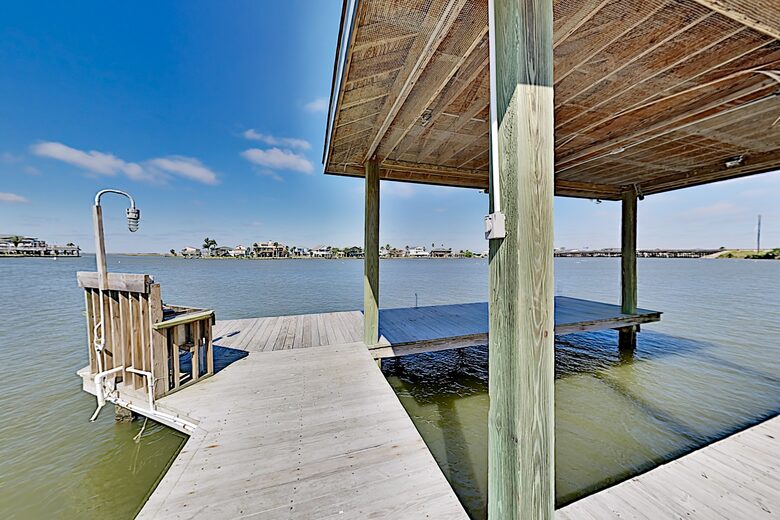 New Listing! Bayfront Home w/ Deck & Fishing Pier - Hitchcock, Texas